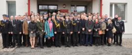strażacy i uczestnicy pożegnania st. bryg. Andrzeja Śpiewaka pozują do zdjęcia na komendy powiatowej PSP w Opocznie