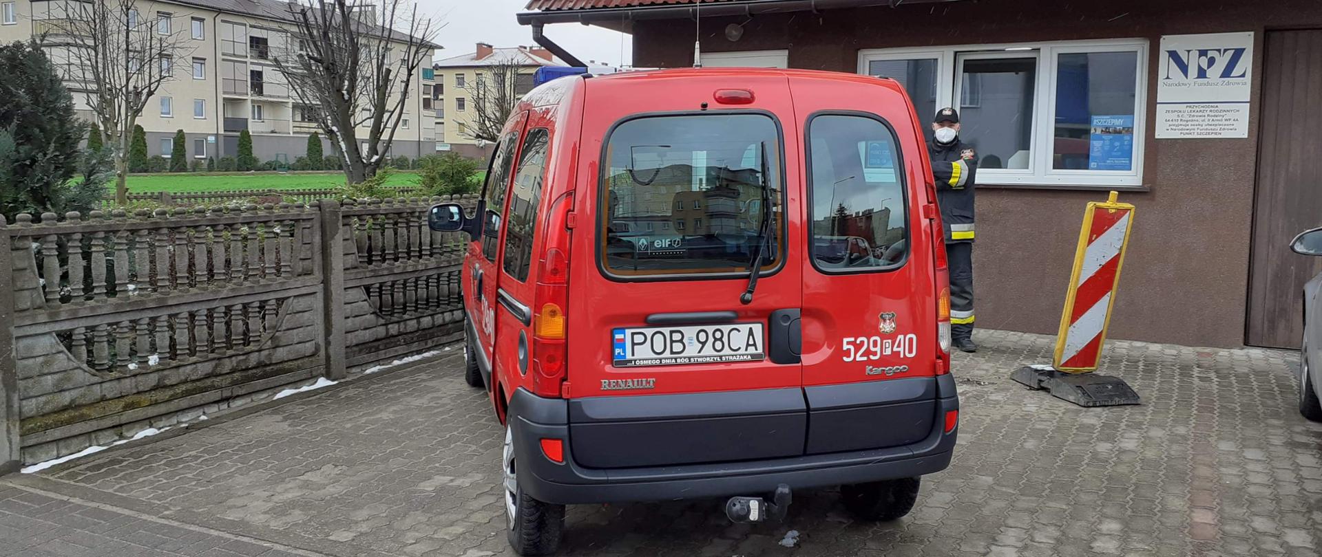 pojazd strażacki przes siedzibą NFZ