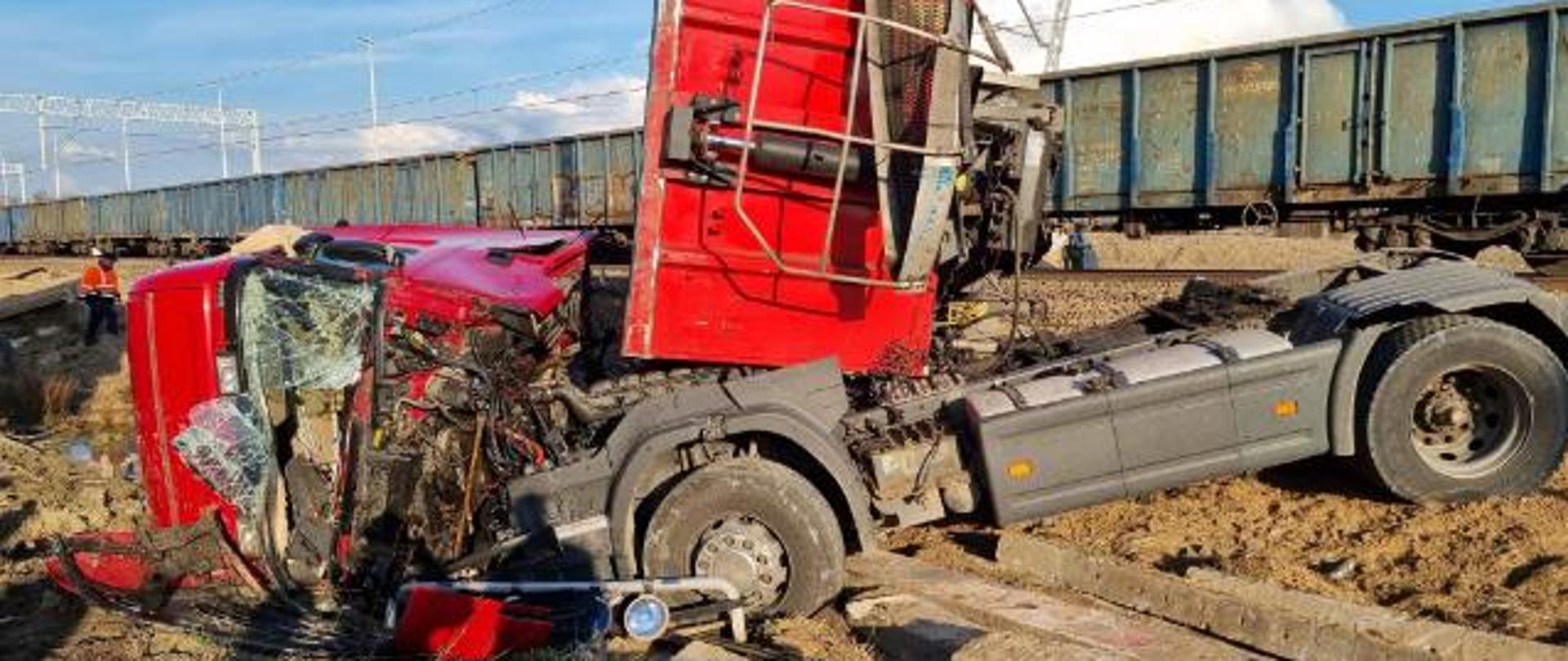 Na zdjęciu widoczne uszkodzenia samochodu ciężarowego biorącego udział w zdarzeniu