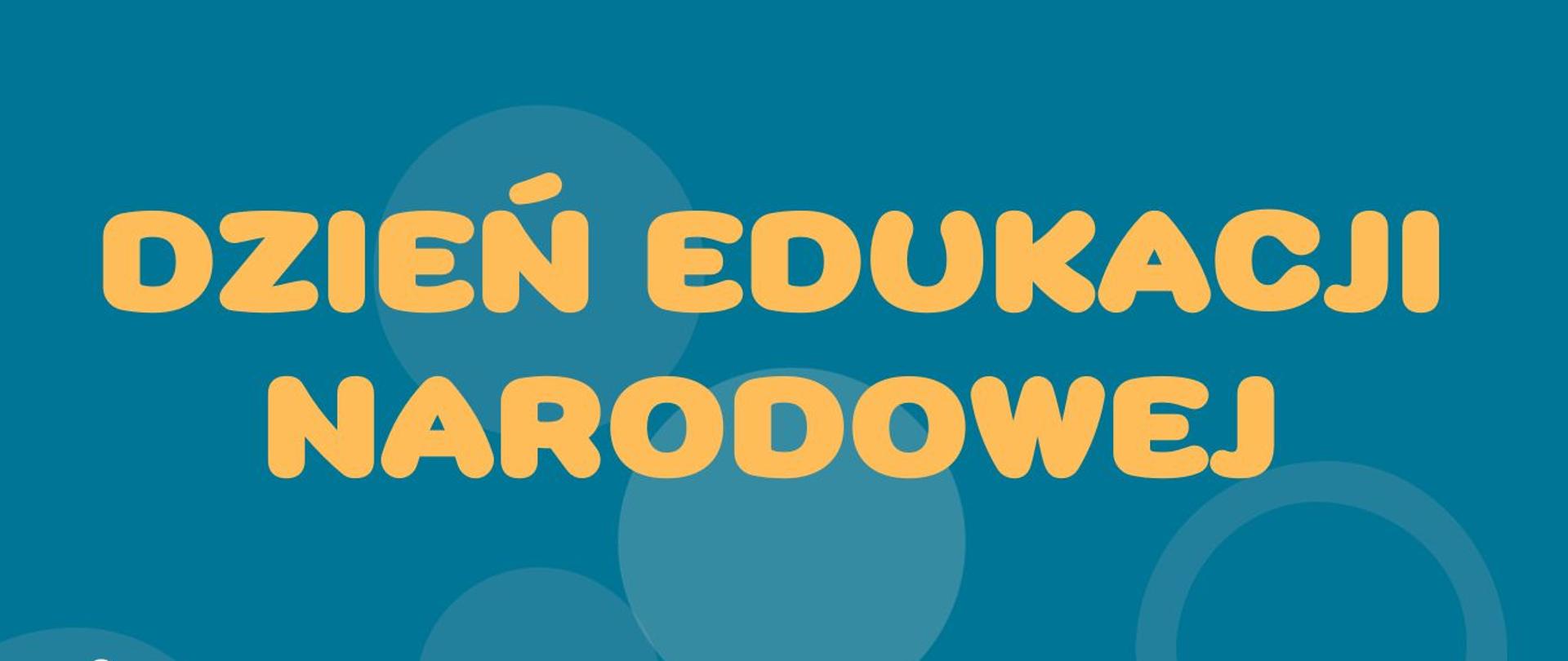 Plakat z informacją o koncercie z okazji Dnia Edukacji Narodowej i pasowaniu na ucznia, na granatowym tle kolorowe nuty dzieci z instrumentami muzycznymi