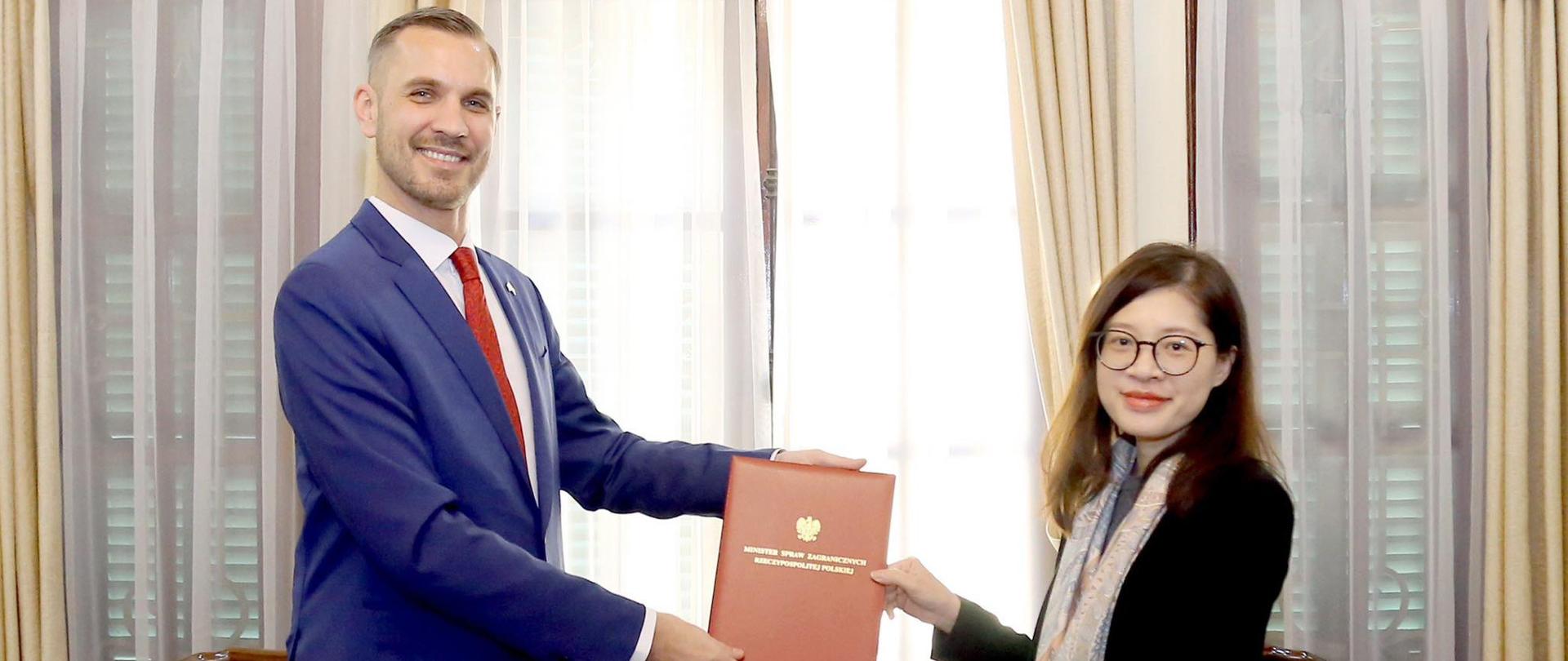 Uroczystość wręczenia listów komisyjnych przez Konsula Honorowego RP w Da Nang pana Piotra Frieske. 