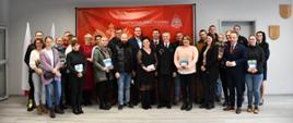 Zdjęcie grupowe laureatów konkursu z przedstawicielami władz terytorialnych oraz funkcjonariuszami Komendy Powiatowej PSP w Wolsztynie.