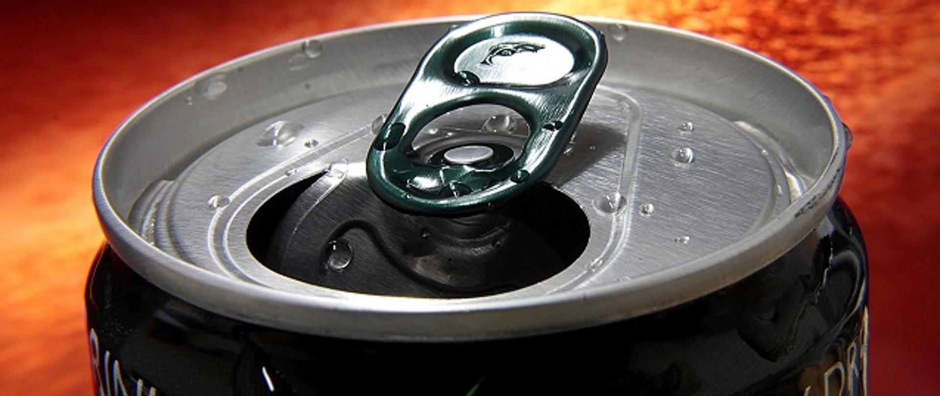 na zdjęciu widać górę otwartej puszki z napojem energetyzującym 