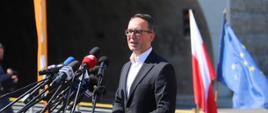 Minister infrastruktury Dariusz Klimczak w trakcie briefingu prasowego w związku z oddaniem do ruchu drogi ekspresowej S3 Bolków – Kamienna Góra