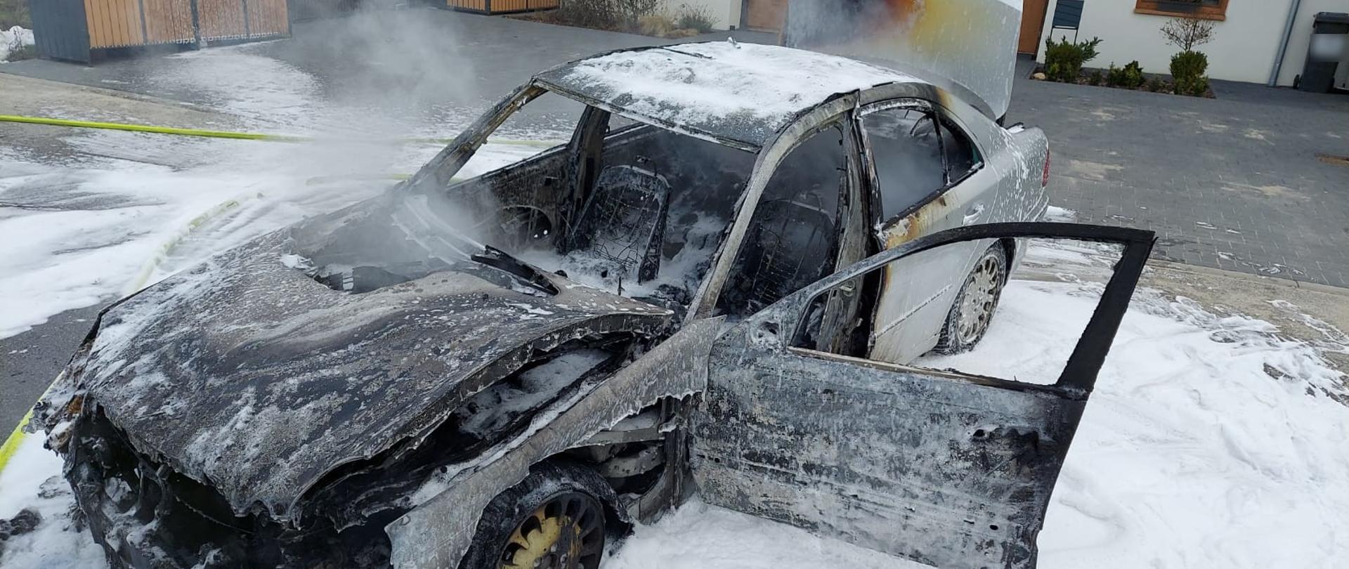 widoczne miejsce zdarzenia oraz wrak pojazdu.