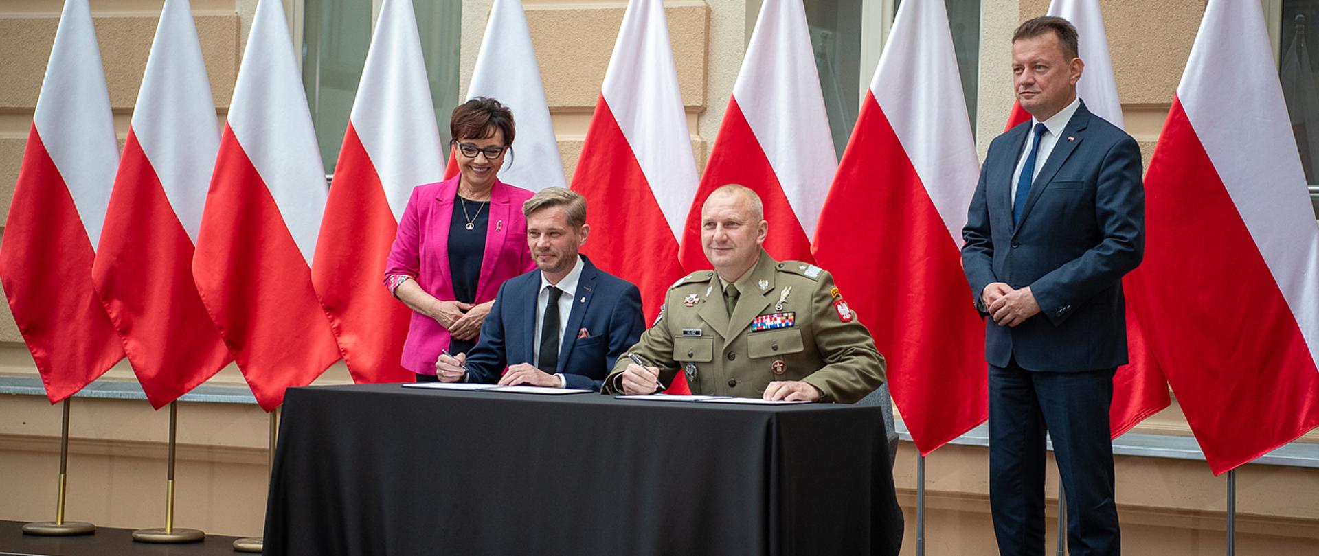 24 lipca 2023 r., w siedzibie Legnickiej Specjalnej Strefy Ekonomicznej, Mariusz Błaszczak minister obrony narodowej wziął udział w uroczystości podpisania listu intencyjnego w sprawie utworzenia w Legnicy bazy szkoleniowo-ćwiczeniowej dla Sił Zbrojnych RP. Fot. Maciej Nędzyński/MON