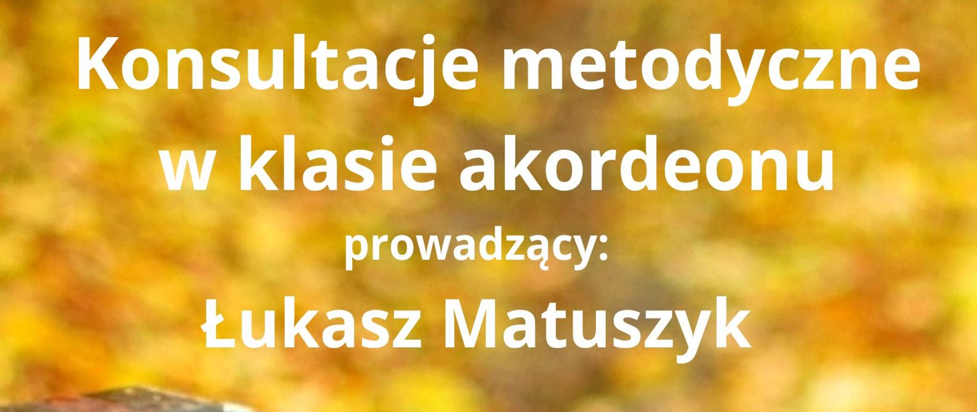 Plakat informujący o konsultacjach klasy akordeonu. Tło jesienne liście , na dole zdjęcie starego akordeonu , na środku napisy w kolorze białym i turkusowym.