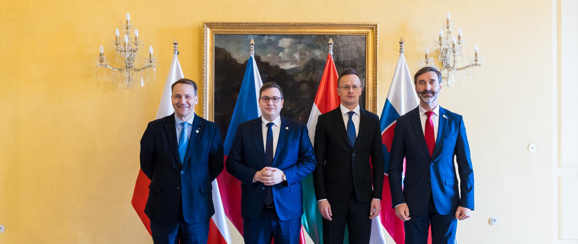 Minister Radosław Sikorski takes part in meeting of Visegrad Group top diplomats