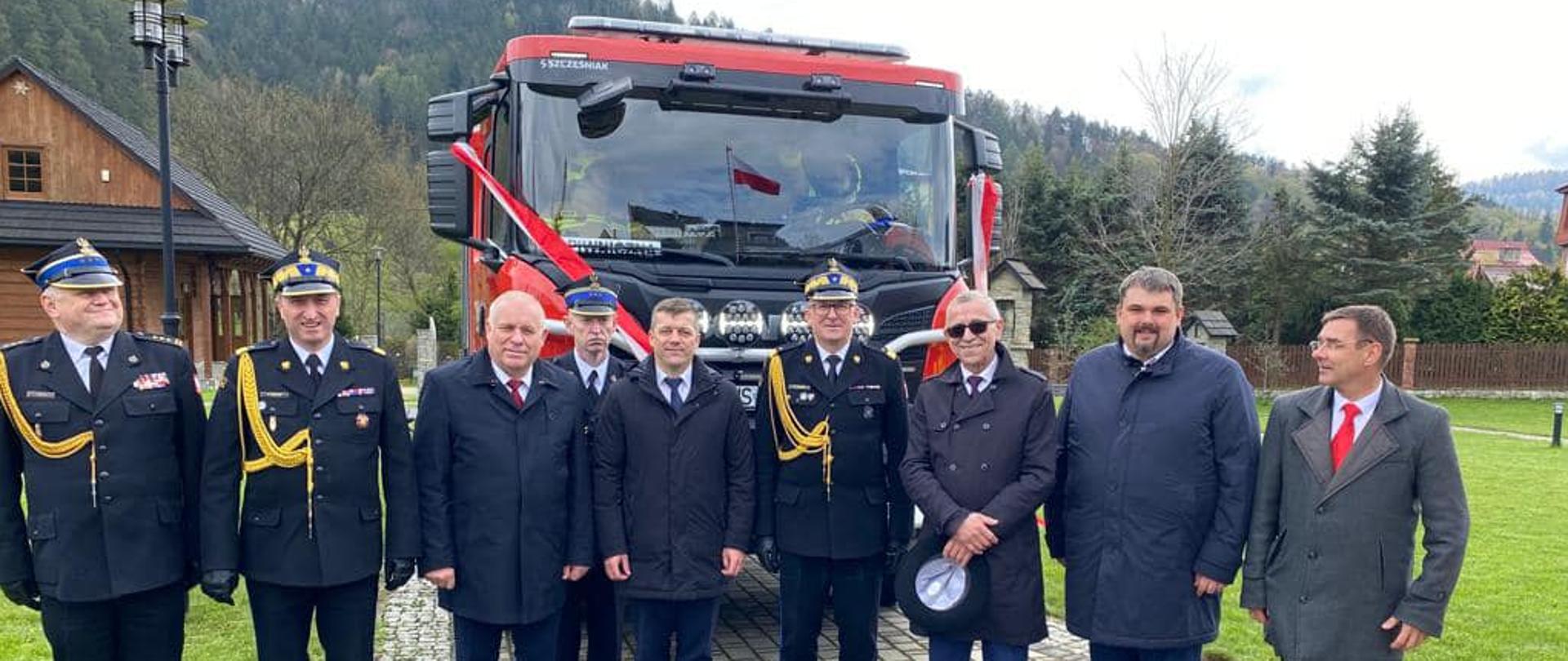 Goście stoją przed samochodem pożarniczym