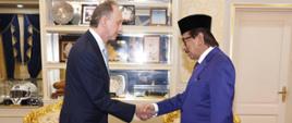 Uścisk dloni Ambasadora Krzysztofa Dobrowolskiego z Gubernatorem stanu Sabah TYT Tun Datuk Seri Panglima Haji Musa bin Haji Aman 