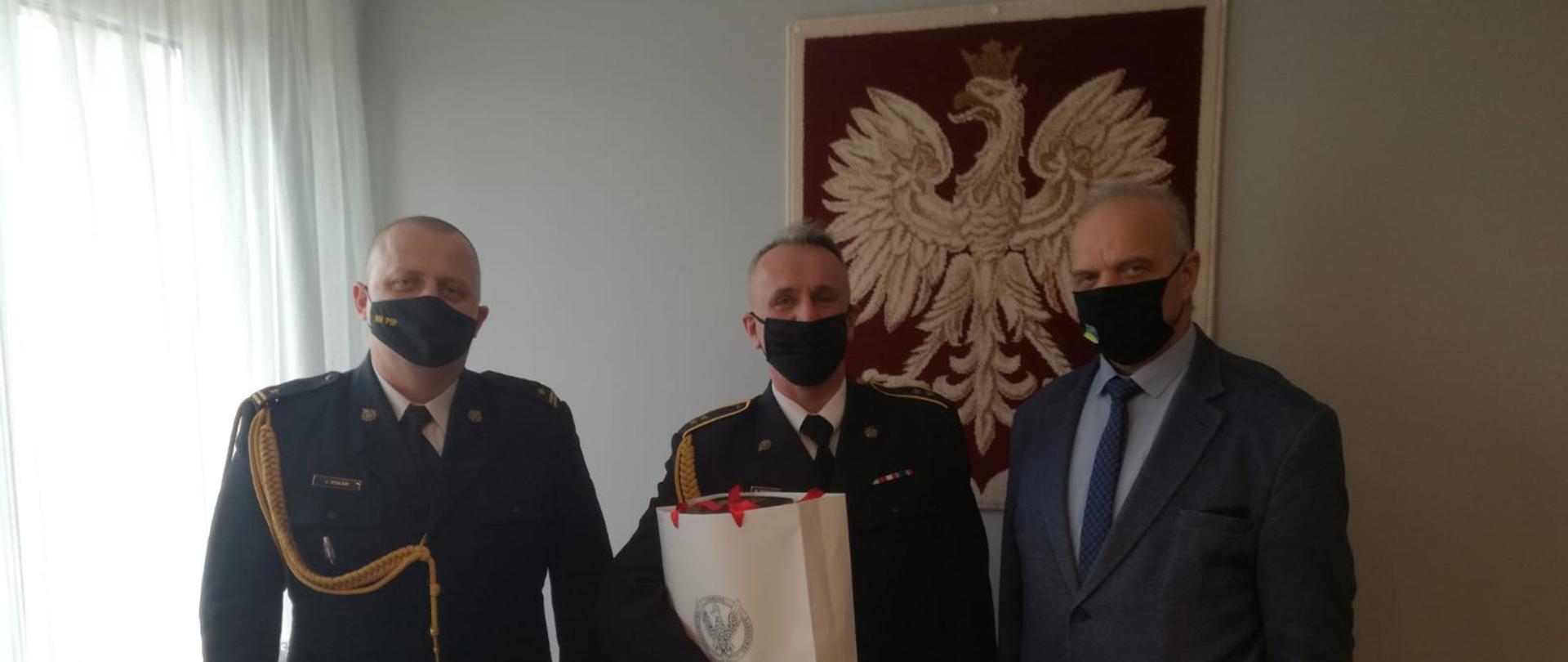 Emerytowany funkcjonariusz w towarzystwie Komendanta i Starosty 