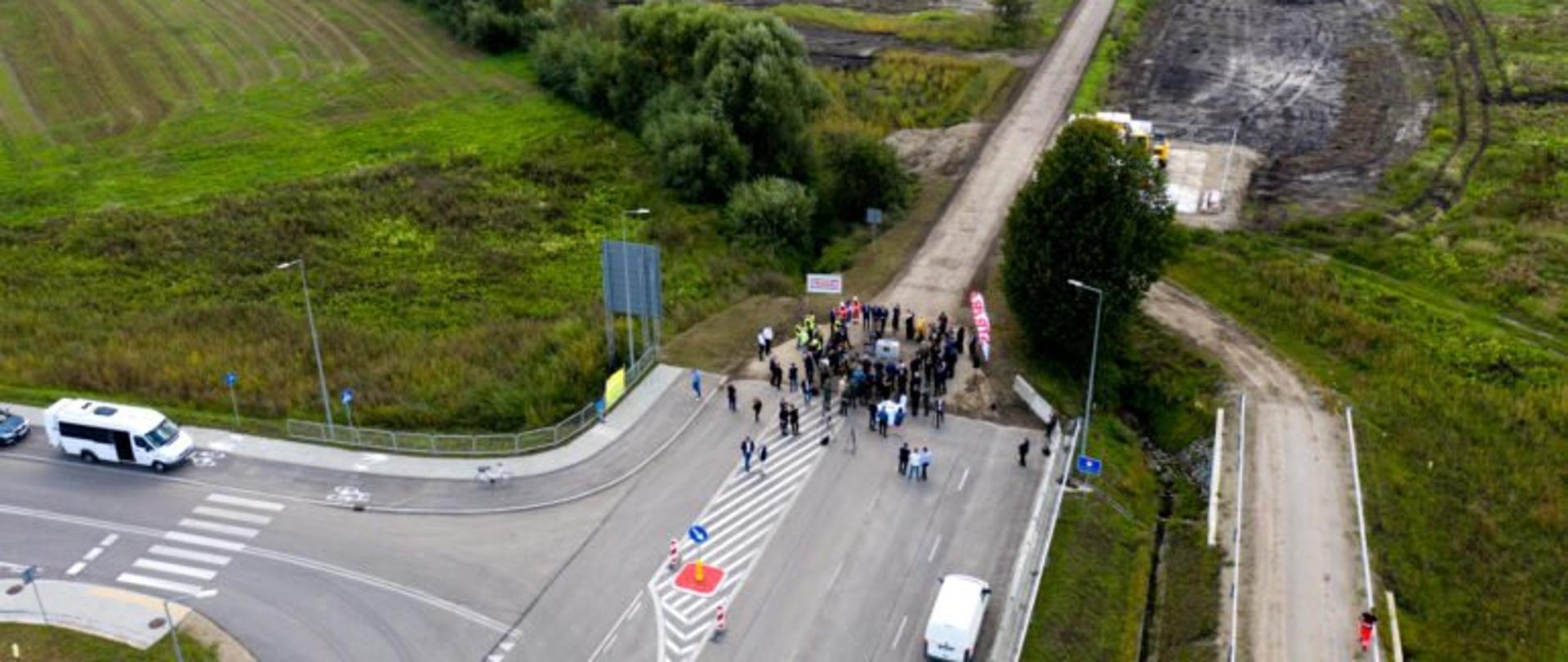 Widok z góry na uczestników uroczystości dotyczących rozpoczęcia prac przy budowie przejścia granicznego w Malhowicach