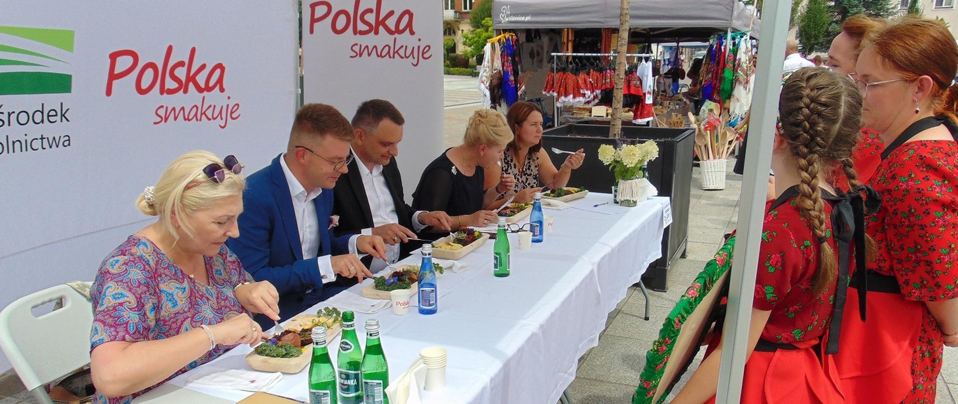 Komisja Konkursowa: trzy kobiety i dwóch mężczyzn próbują potraw