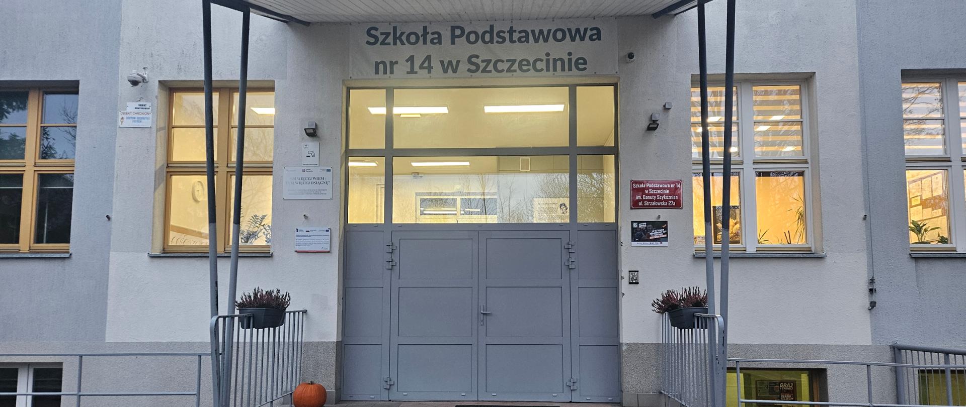 wejście główne do szkoły