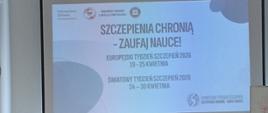 Zdjęcie przedstawia salę wykładową z uczestnikami siedzącymi w ławkach i skierowanymi w stronę ekranu projekcyjnego. Na ekranie wyświetlona jest prezentacja z hasłem „Szczepienia chronią – zaufaj nauce!”, informująca o Europejskim Tygodniu Szczepień 2026, trwającym od 19 do 25 kwietnia oraz o Światowym Tygodniu Szczepień 2026, odbywającym się od 24 do 30 kwietnia. W tle widoczne są elementy sali dydaktycznej, w tym tablica oraz biurka.
- grafika
Prelekcja na temat szczepień, prowadzona przez ekspertkę z Wojewódzkiej Stacji Sanitarno-Epidemiologicznej w Białymstoku. W tle strzykawka i wirusy. 