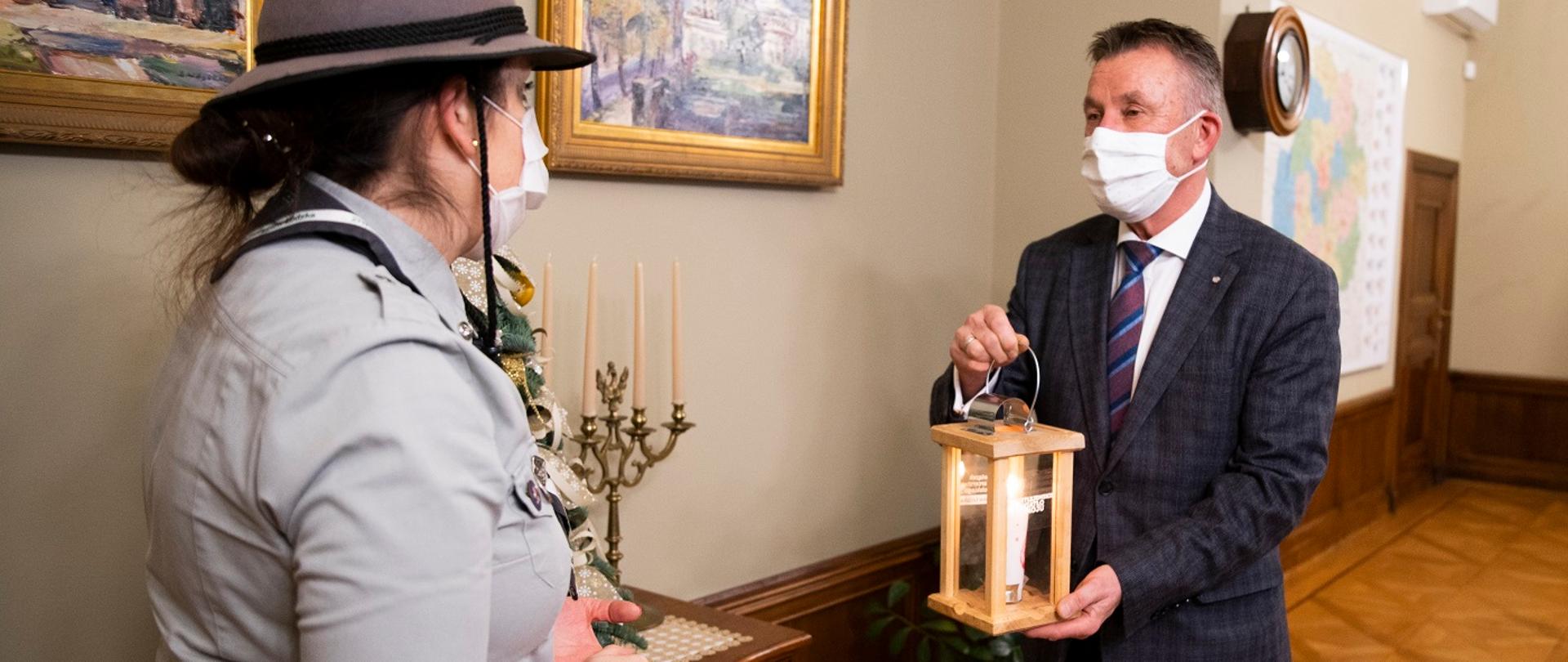 Wicewojewoda łódzki Karol Młynarczyk odebrał Betlejemskie Światło Pokoju 