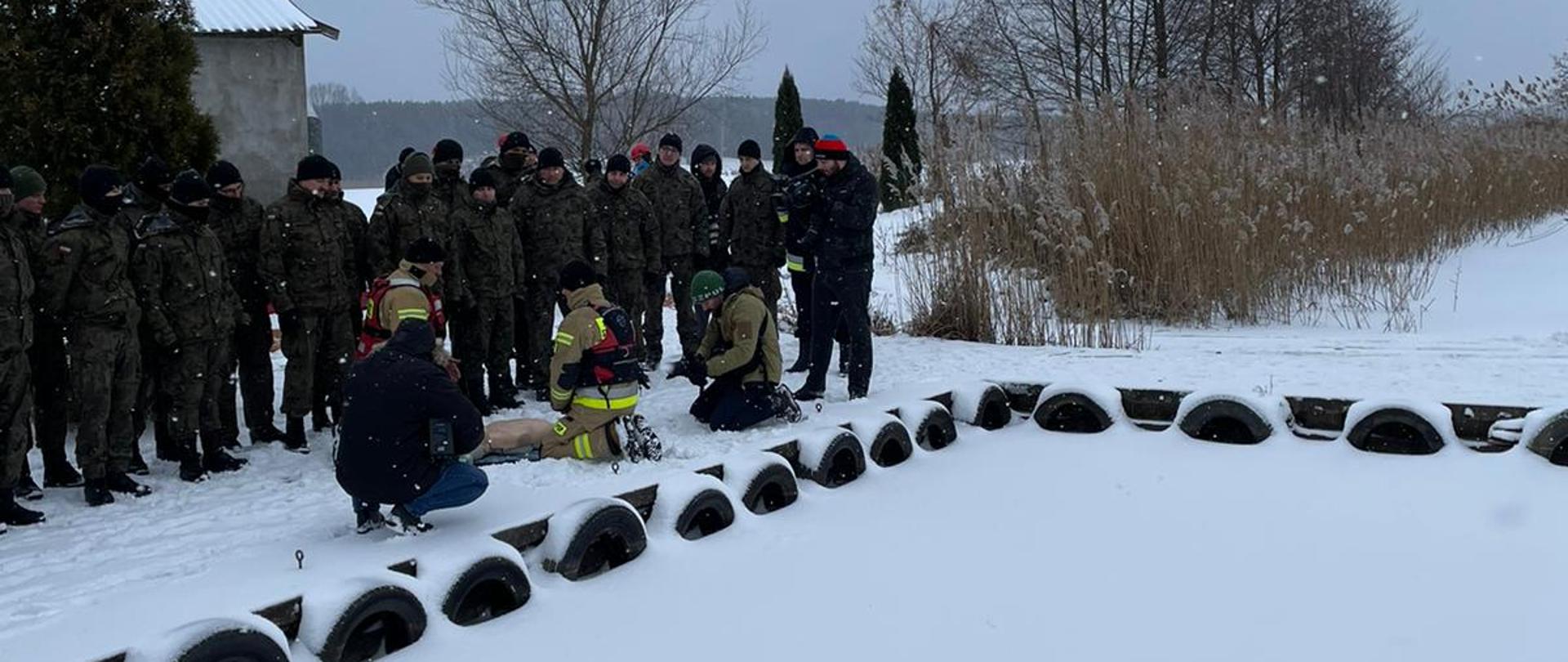 Strażacy z Jednostki Ratowniczo-Gaśniczej nr 2 KM PSP w Kielcach szkolą żołnierzy 10 Świętokrzyskiej Brygady Obrony Terytorialnej