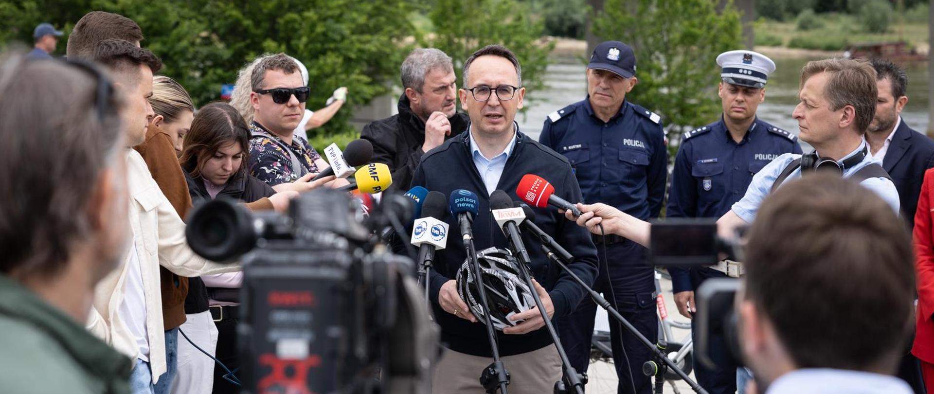 Konferencja prasowa z udziałem ministra infrastruktury Dariusza Klimczaka oraz wiceministra infrastruktury Stanisława Bukowca w sprawie obowiązku stosowania kasku przez dzieci i młodzież do 16 roku życia