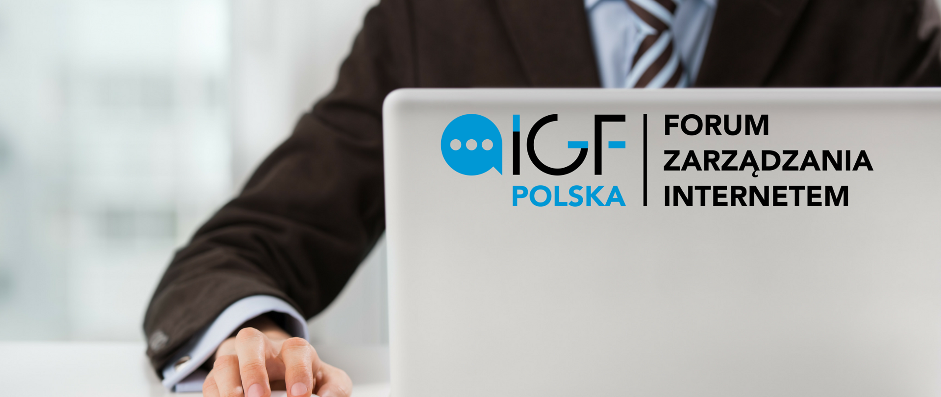 Mężczyzna przy laptopie