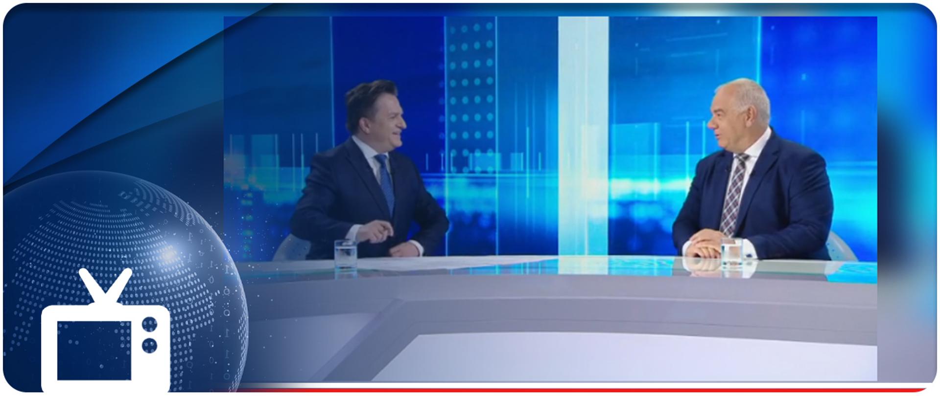 Wicepremier w mediach. Zdjęcie w studiu.