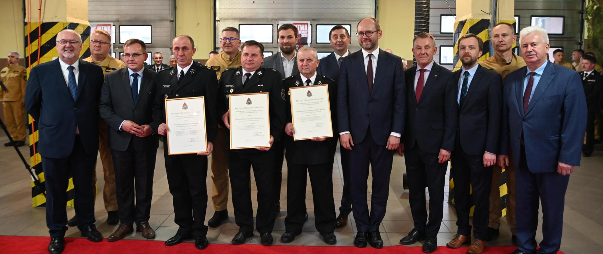 Zdjęcie wspólne uczestników uroczystości 