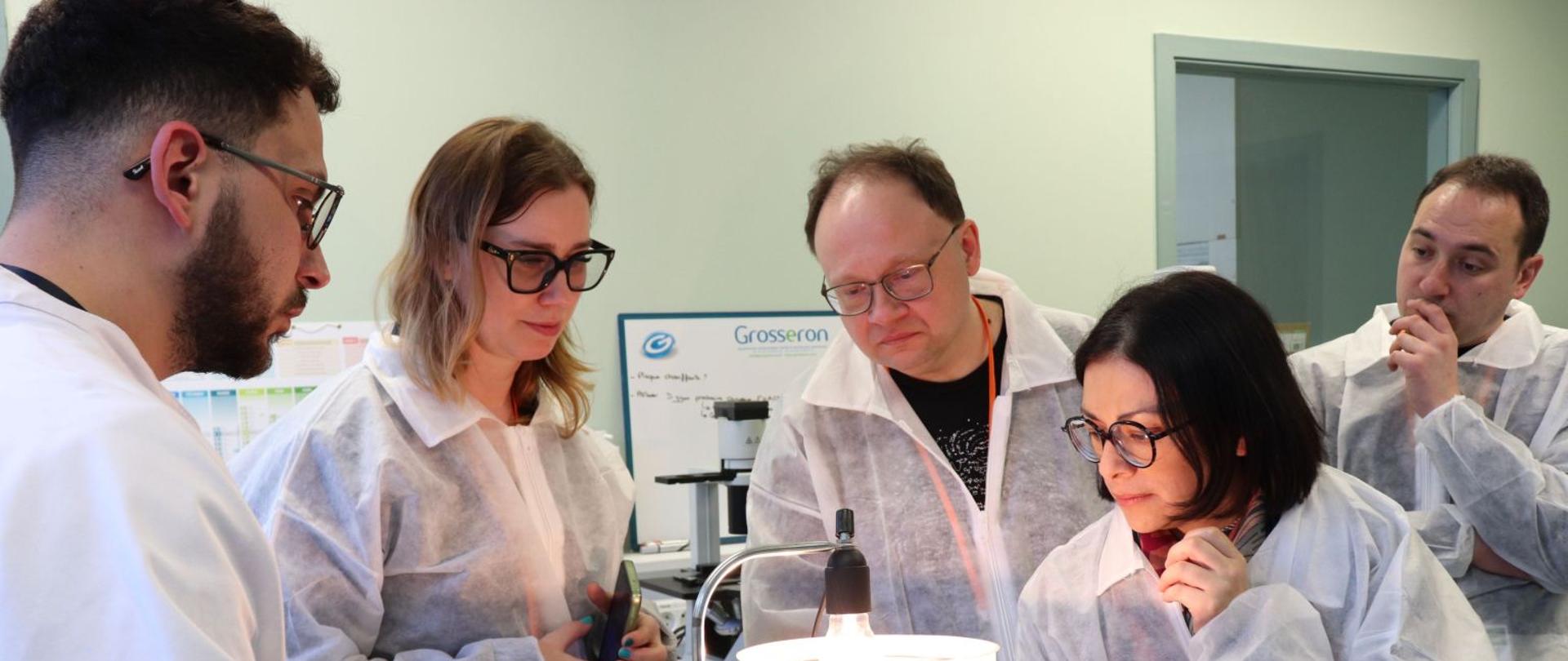 Prezentacja metody wykrywania szkodników magazynowych z wykorzystaniem lejka Berlesego