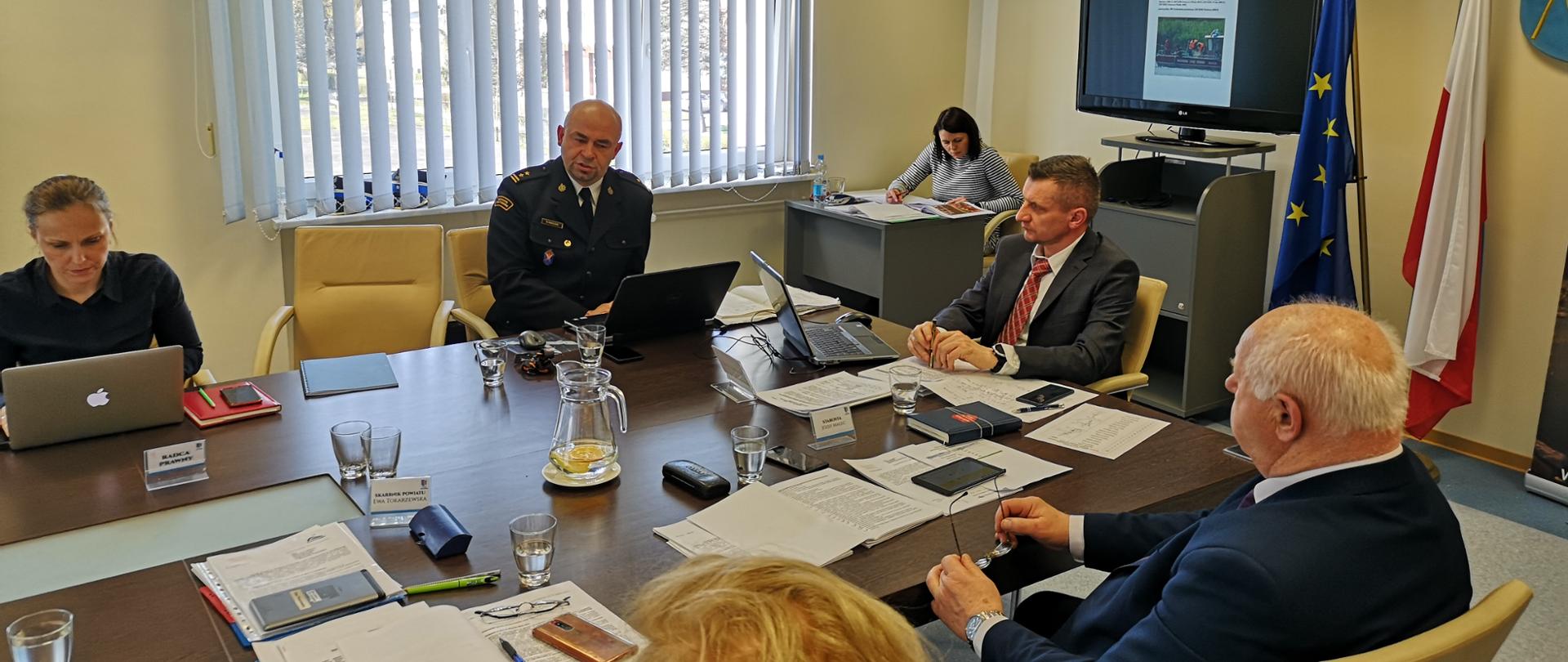 Komendant PSP na sesji rady powiatu wraz z urzędnikami miasta.