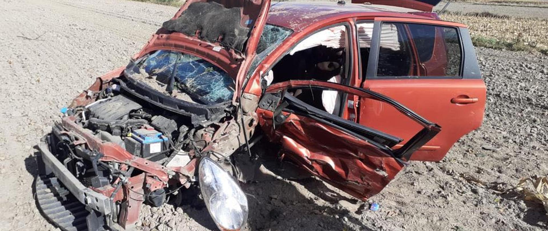 Wrak samochodu na polu