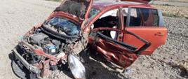 Wrak samochodu na polu