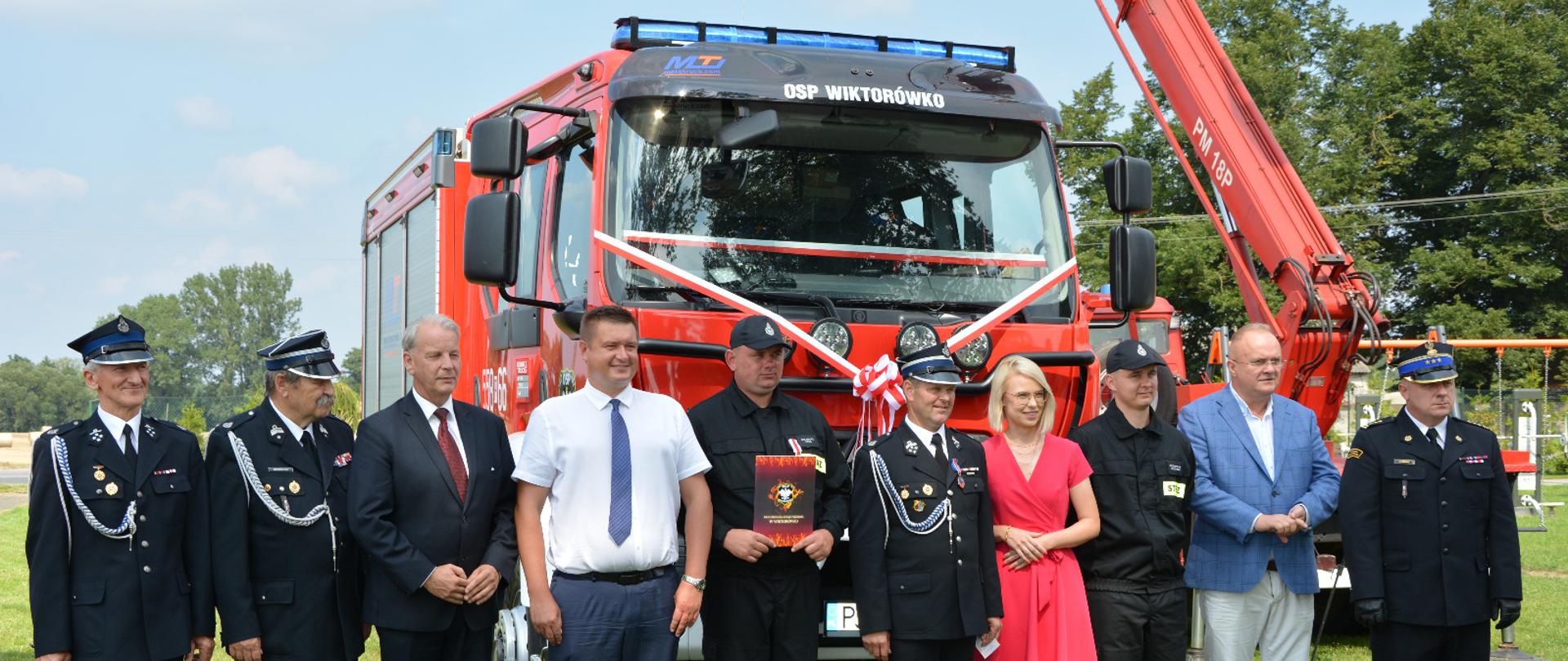 Na zdjęciu widnieją strażacy w trakcie obchodów 100 lecia powstania jednostki OSP Wiktorówko. 