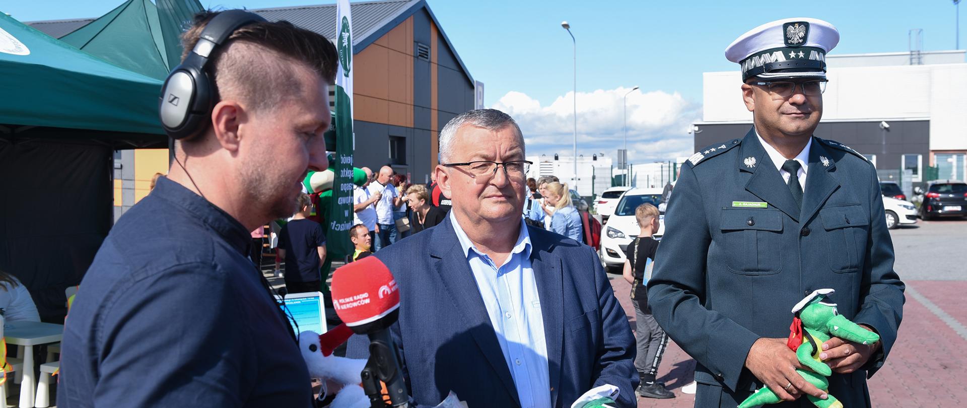 Od lewej stoją: dziennikarz Polskiego Radia Kierowców, Minister Infrastruktury Andrzej Adamczyk i Główny Inspektor Transportu Drogowego Alvin Gajadhur.