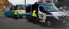 Inspektorzy opolskiej ITD kontrolują autobus przewożący m.in. uczniów na linii regularnej pomiędzy miejscowościami.