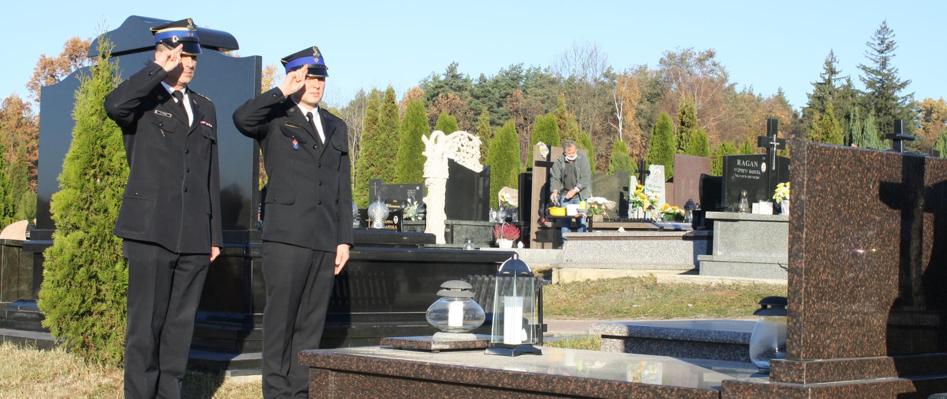 Zapalenie zniczy przy grobach pracowników PSP