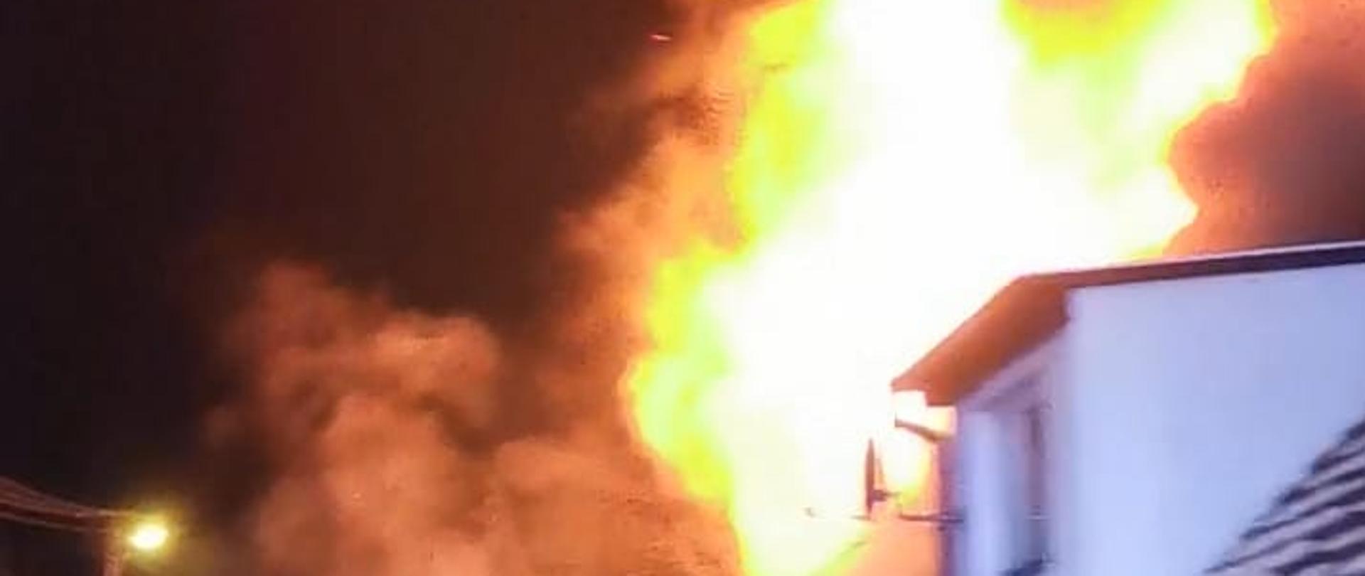 Groźny pożar budynku mieszkalno – gospodarczego w Nietkowie - strażacy gaszący pożar