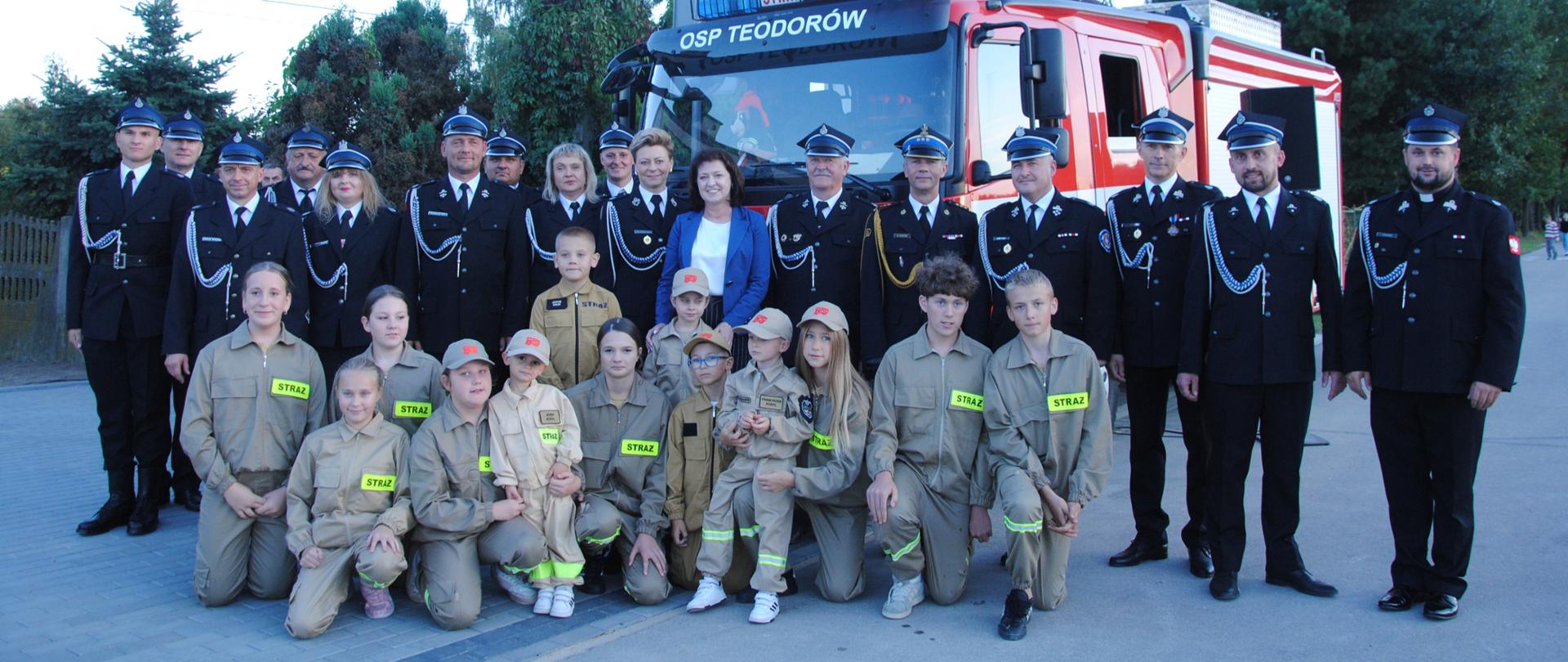 Przekazanie samochodu ratowniczo-gaśniczego do OSP Teodorów