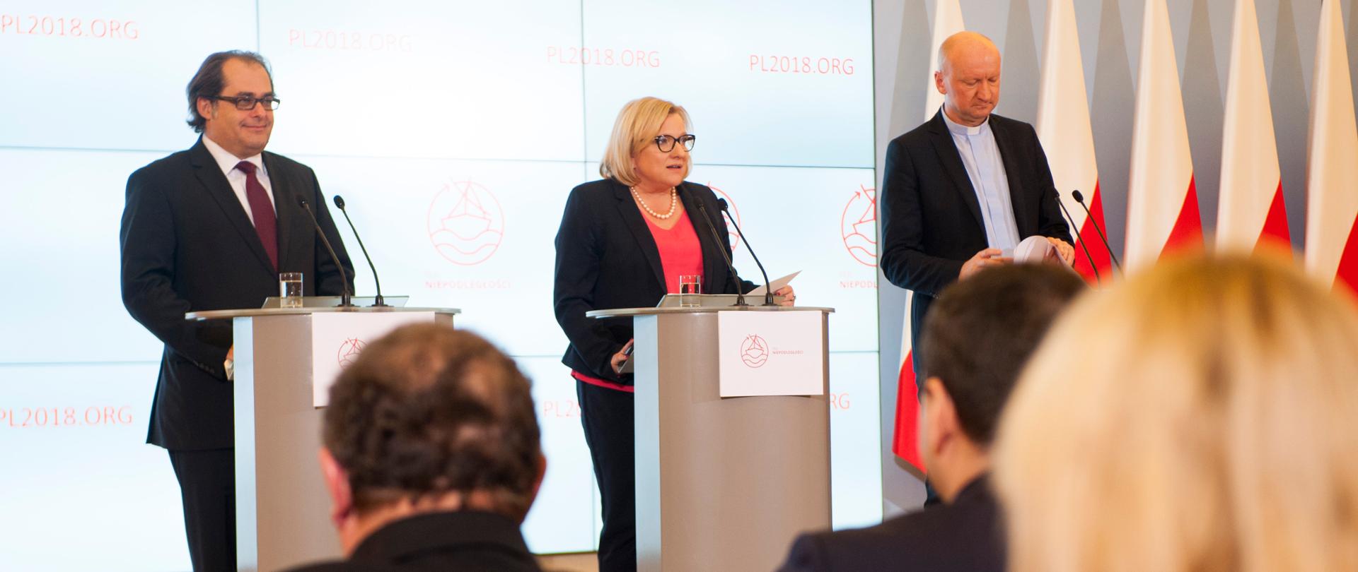 Na zdjęciu od lewej: Marek Gróbarczyk - minister gospodarki morskiej i żeglugi śródlądowej, Beata Kempa - szefowa Kancelarii Prezesa Rady Ministrów, ks. Adam Parszywka - salezjanin