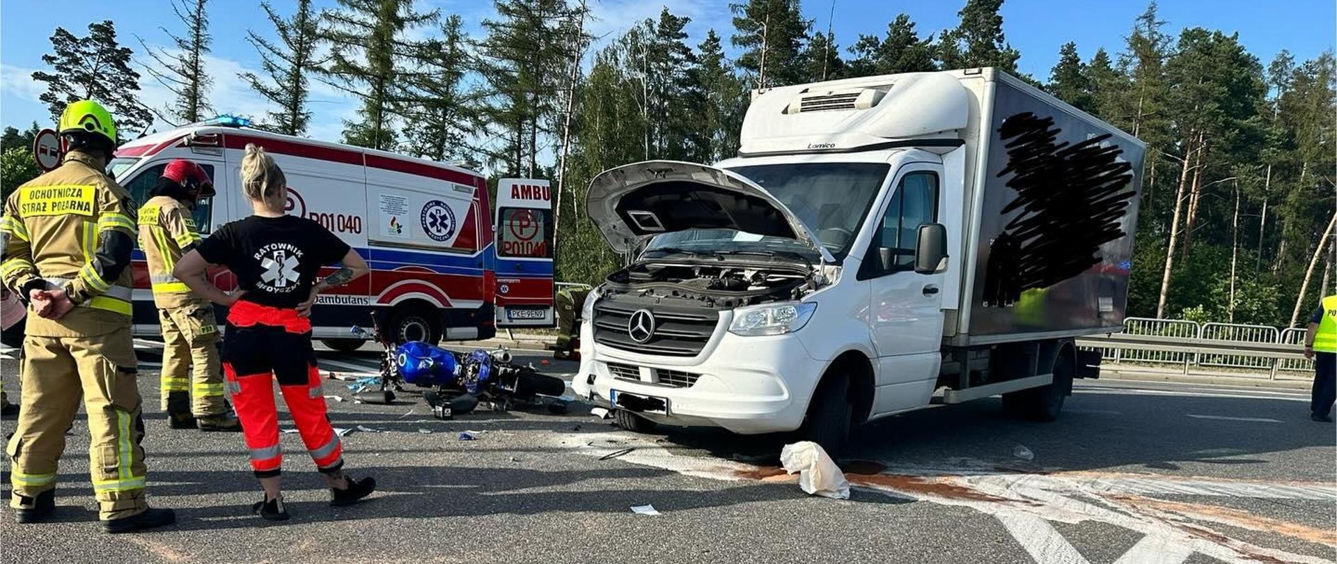 widoczne miejsce zdarzenia oraz służby podczas działań ratowniczych
