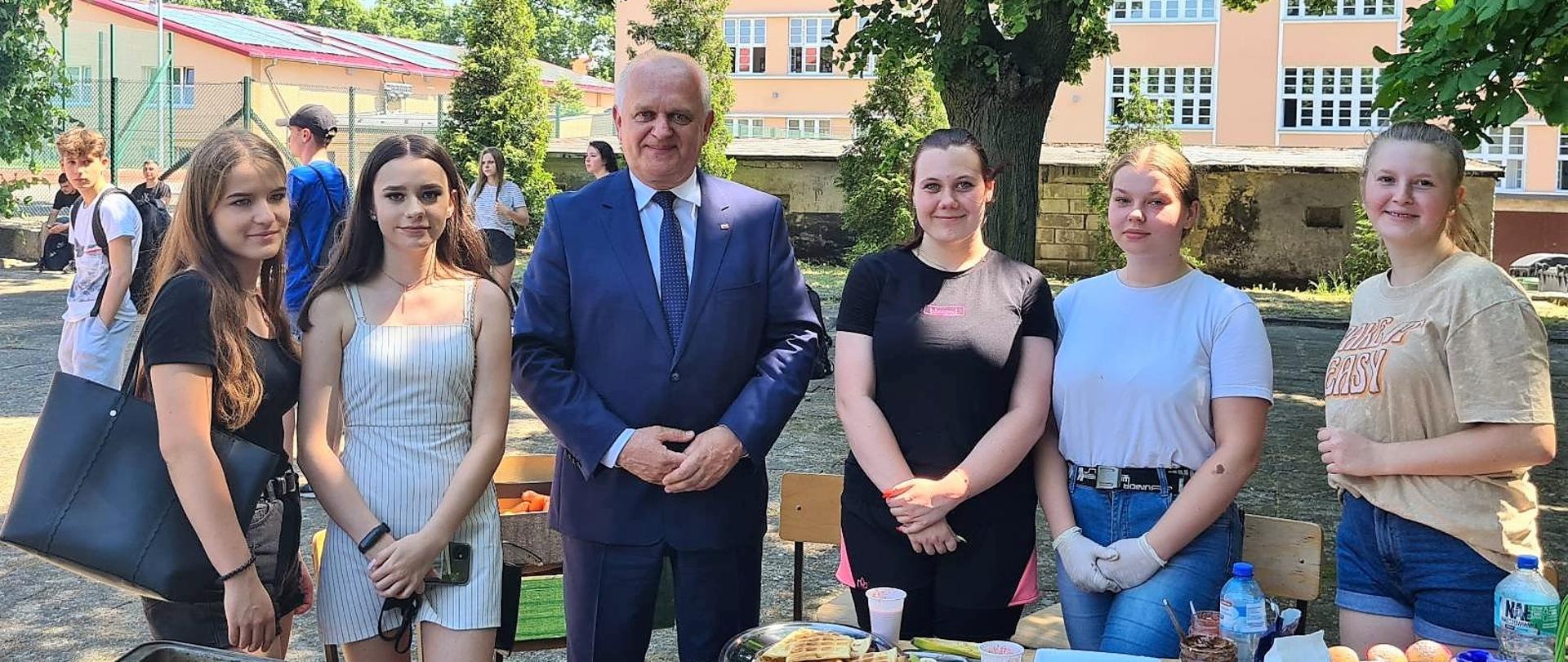 Wojewoda pozuje do wspólnego zdjęcia z uczennicami w czasie festynu w I Zespole Szkół we Wschowie 
