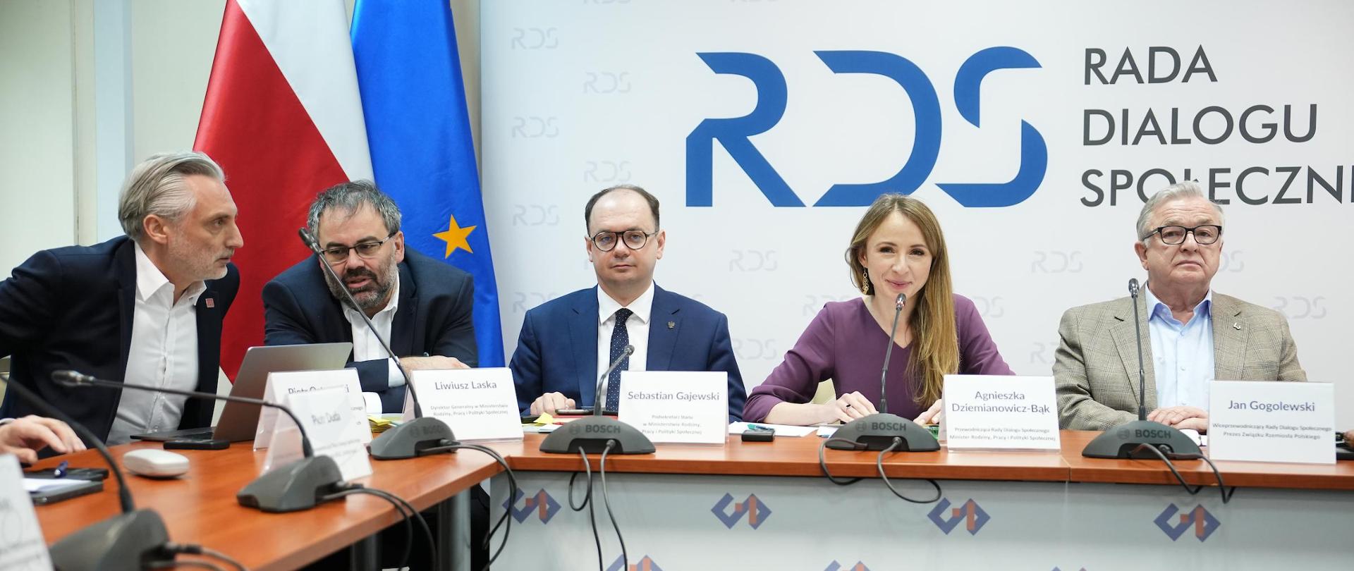 Na Radzie Dialogu Społecznego o wsparciu dla osób zwolnionych grupowo i osób z niepełnosprawnościami 