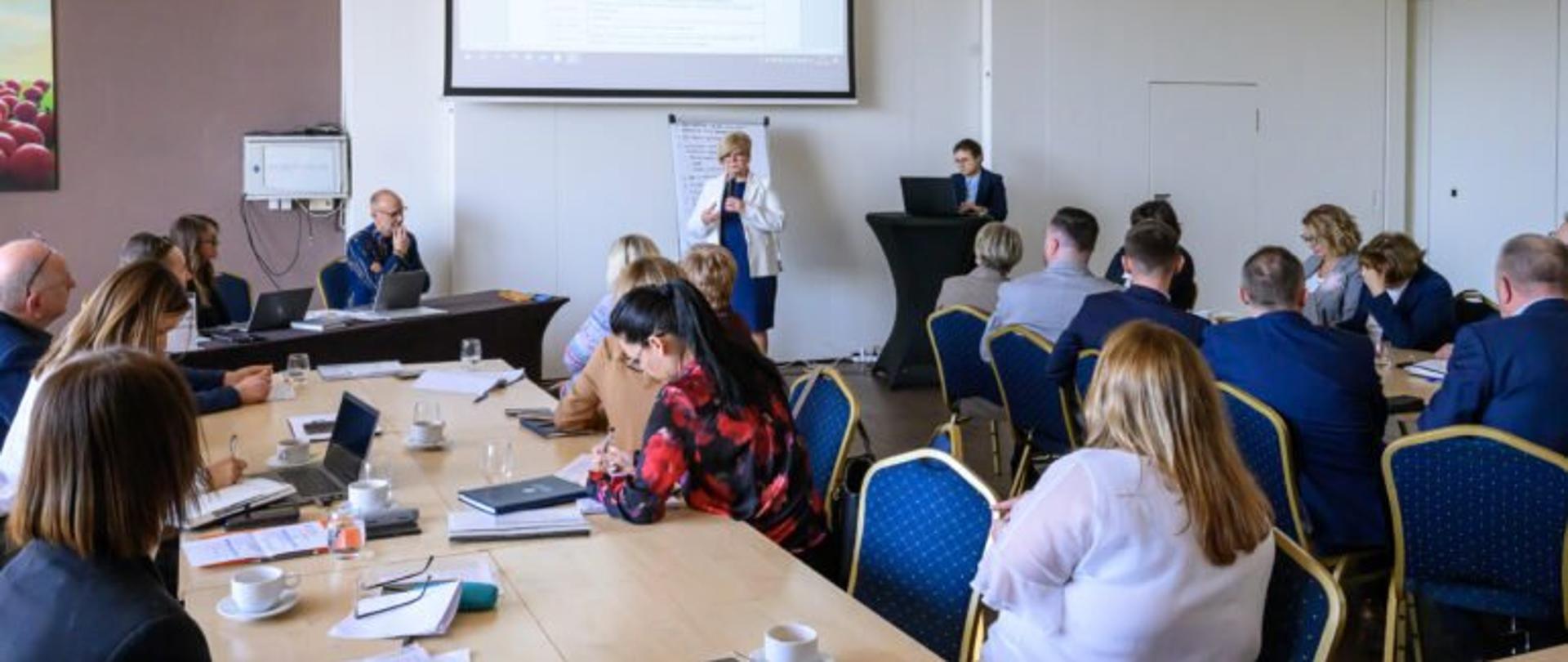 Zdjęcie przedstawia dyrektorów wydziałów polityki społecznej z urzędów wojewódzkich z Polski oraz wojewodę podkarpackiego Teresę Kubas-Hul podczas spotkania w Rzeszowie 