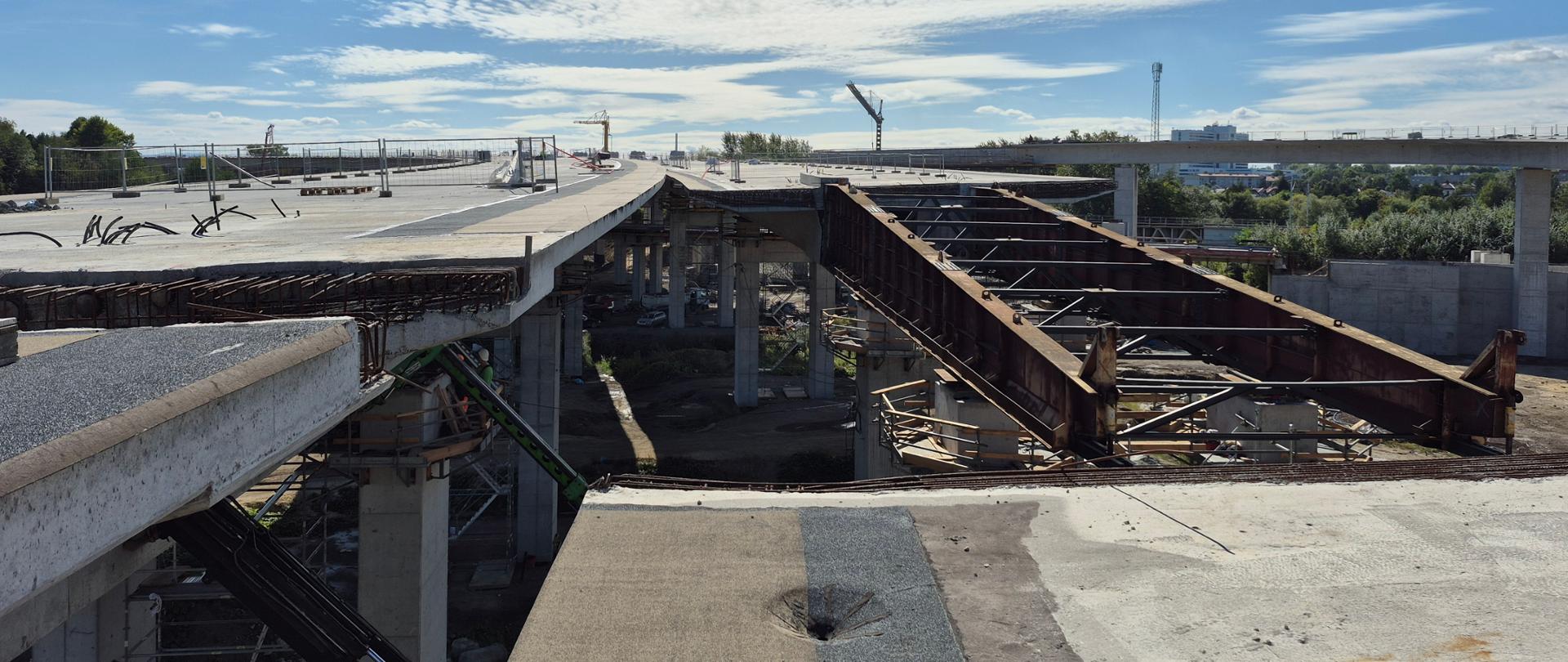 Estakada w Mistrzejowicach, dwie nitki estakady, lewa nasunięta do końca, na prawej zamontowany awanbek