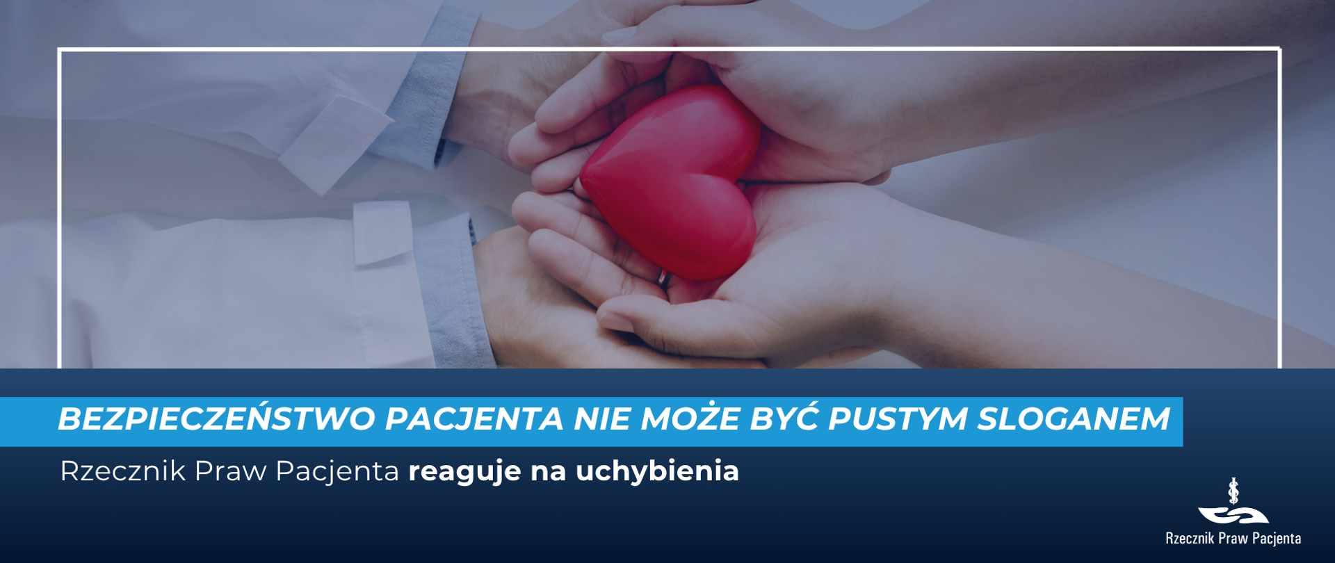 Dłonie lekarza i pacjenta na których leży czerwone serce 