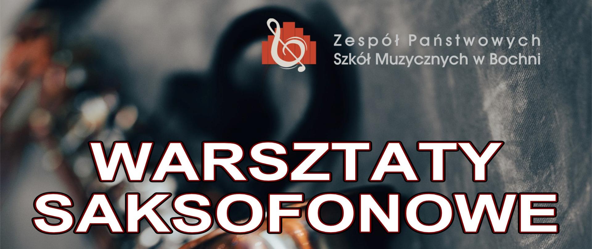 Grafika na szarym tle prezentująca saksofon zawiera w prawym górnym rogu logo ZPSM w Bochni oraz w części centralnej białymi drukowanymi literami treść: "Warsztaty saksofonowe dla nauczycieli i uczniów ZPSM w Bochni’’. Na dole znajduje się napis: "Bochnia, 12 grudnia 2023 r."