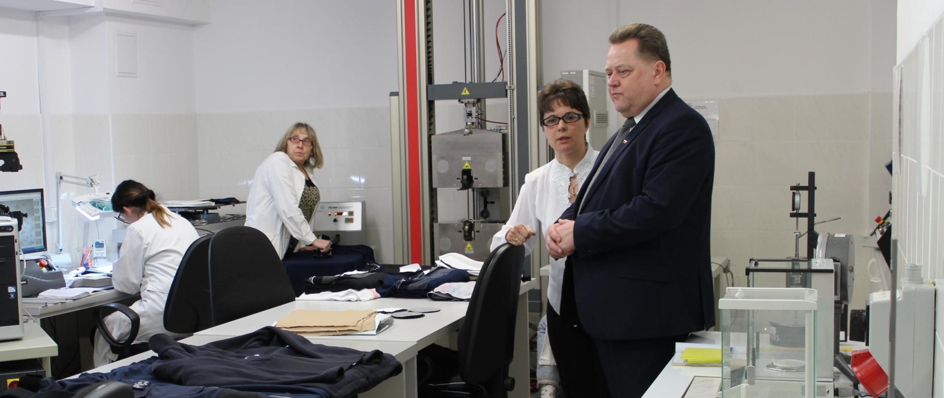 Wiceminister Jarosław Zieliński zwiedza Instytut Technologii Bezpieczeństwa "MORATEX"