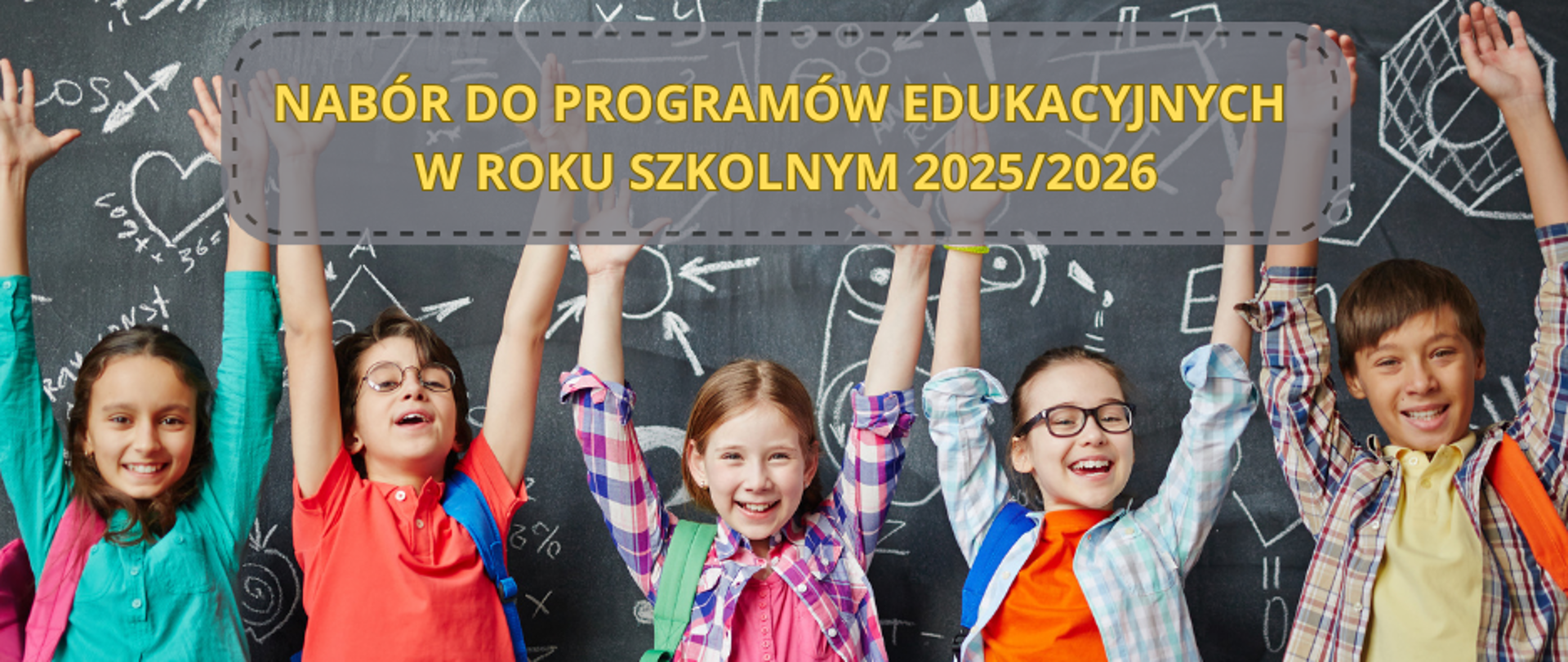 Grupa uśmiechniętych dzieci stoi przy szkolnej tablicy z rękami podniesionymi do góry. Obok widnieje napis: ‘Nabór do programów edukacyjnych w roku szkolnym 2025/2026