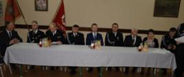 Na zdjęciu widzimy strażaków OSP oraz zaproszonych gości na zebraniu sprawozdawczym OSP.