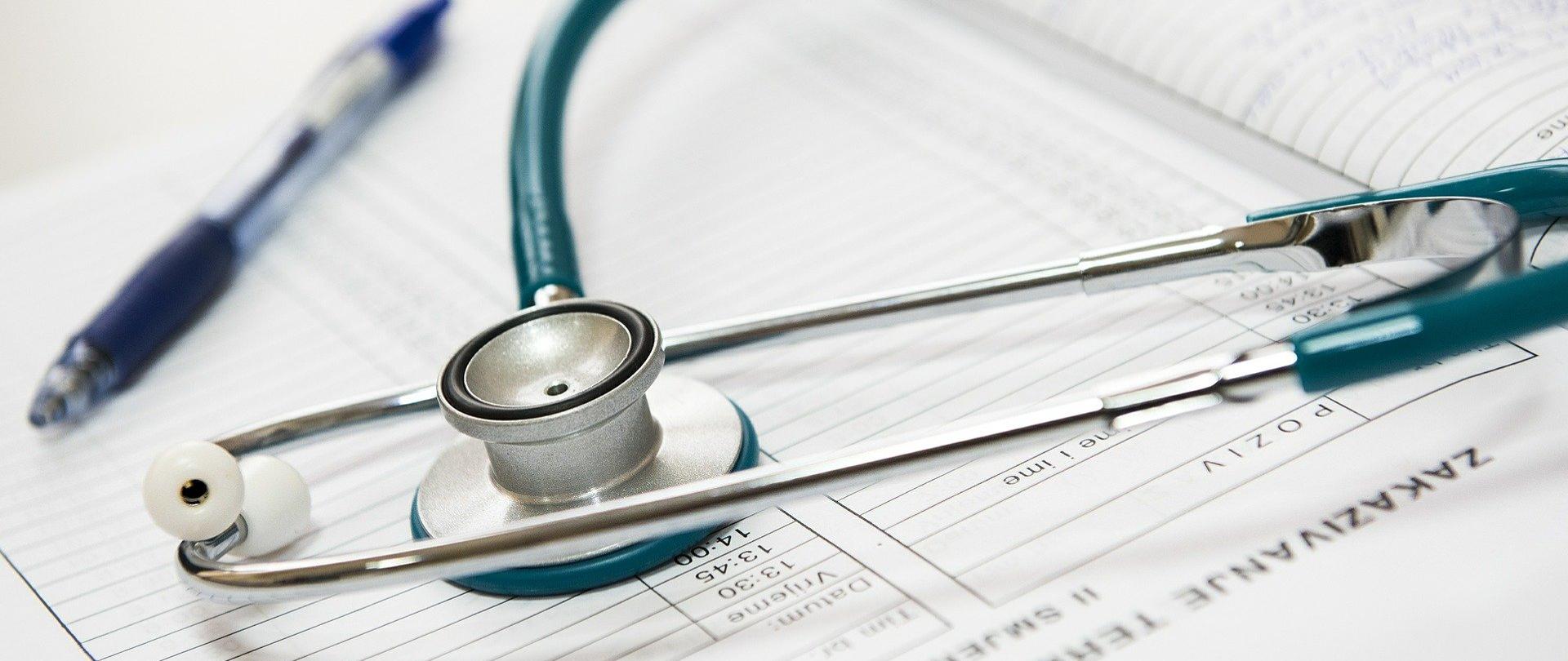 Na zdjęciu stetoskop i dokumenty.