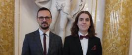 Zdjęcie stypendysty Tomasza Orłowskiego z Dyrektorem szkoły Pawłem Zapartem