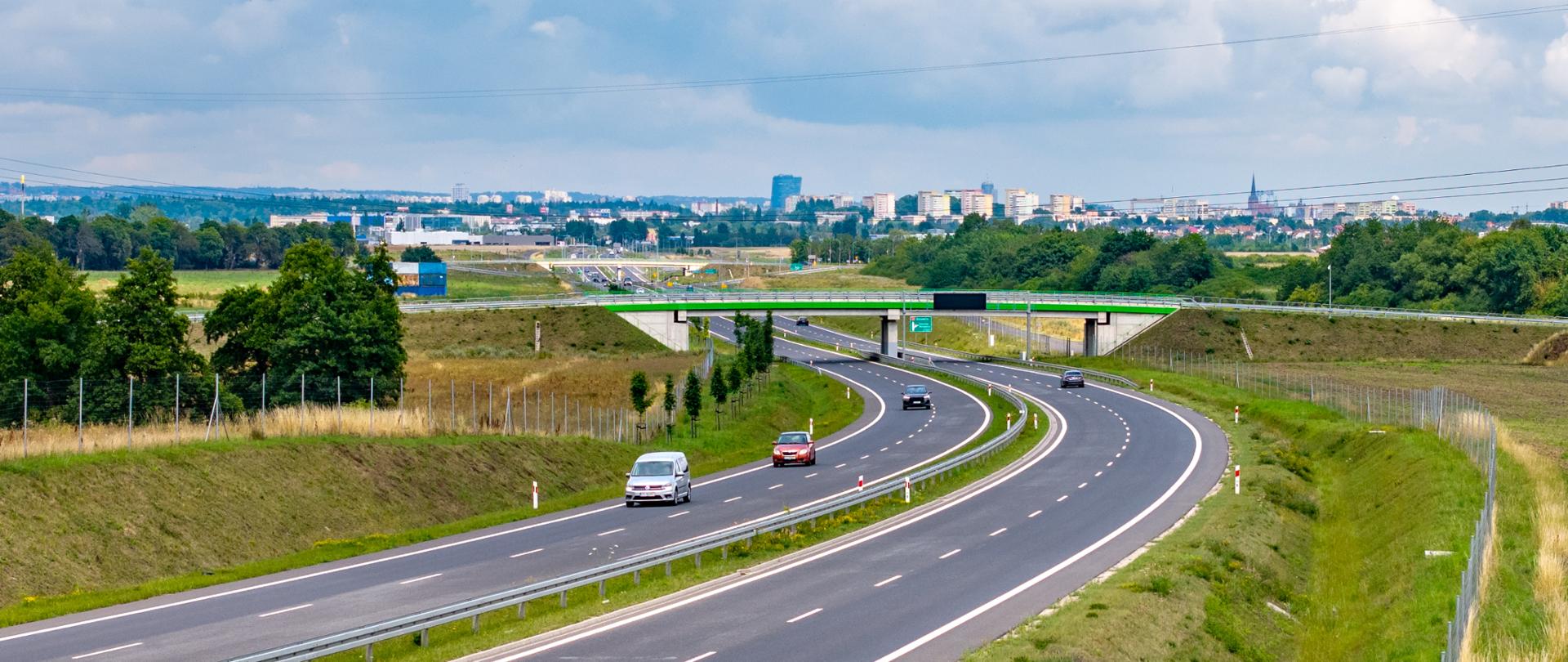 Zdjęcie drogi z widokiem na miasto Szczecin
