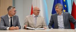 Podpisanie 6 umów dot. budowy i rozbudowy sieci elektroenergetycznych na potrzeby zasilania ogólnodostępnych stacji ładowania dużych mocy w siedzibie NFOŚiGW z przedstawicielami zarządów ENEA Operator, Energa-Operator, PGE Dystrybucja i TAURON Dystrybucja. 